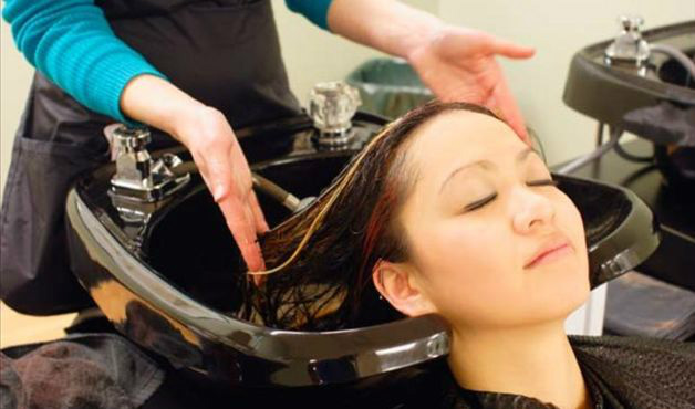 Quer cabelos tingidos? Compare a tintura permanente com o tonalizante