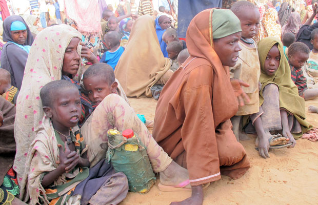 Fatuma Aden (esquerda) com uma das irmãs e as crianças na porta do campo de Dagahaley, em Dadaab