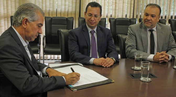Reinaldo Azambuja em agenda com Paulo Passos na Governadoria. (Foto: Chico Ribeiro/Governo do Estado/Arquivo)
