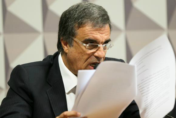 Dilma: Temer não tem voto, nem legitimidade para propor soluções para a crise O advogado José Eduardo Cardozo lê a carta enviada pela presidenta afastada Dilma Rousseff à Comissão Processante do Impeachment no Senado /Foto:Divugação