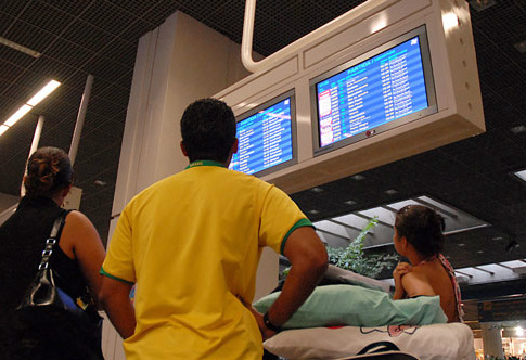 CAE aprova indenização a consumidor por cancelamento de voo Desconforto gerado aos passageiros pelos cancelamentos poderá sair caro às empresas aéreas