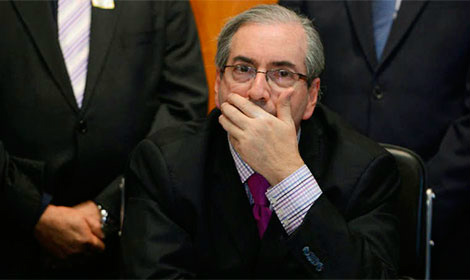 Grupo de 35 deputados pede afastamento de Cunha Manifesto é assinado por integrantes de oito partidos - PT, PPS, PR, PSB, Pros, PSC, PTB, além do PSOL - e tem como base a denúncia apresentada pela Procuradoria Geral da República contra o presidente da Câmara por corrupção e lavagem de dinheiro no âmbito da Operação Lava Jato;