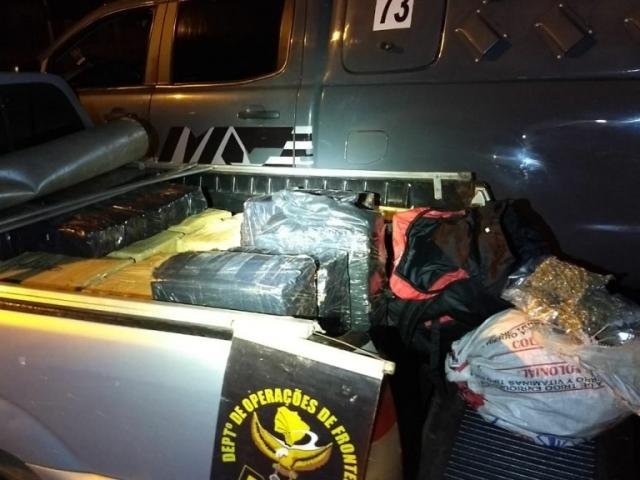 Traficantes fogem e abandonam Saveiro com 600 quilos de drogas Saveiro transportava 565 quilos de maconha e 18 quilos de skunk (Foto: Divulgação)