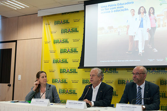 A secretária de Regulação e Supervisão da Educação Superior, Marta Abramo, o ministro Janine Ribeiro e o secretário-executivo, Luiz Cláudio Costa, anunciam mudanças no curso de medicina. / Foto: João Neto/MEC 