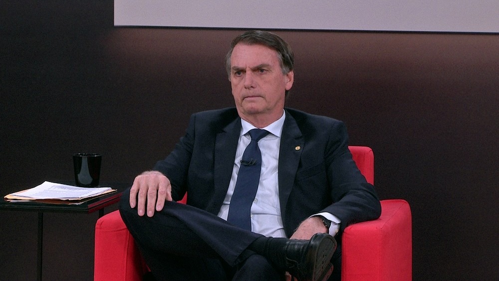 O candidato do PSL à Presidência, Jair Bolsonaro, durante entrevista à GloboNews (Foto: Reprodução/GloboNews)