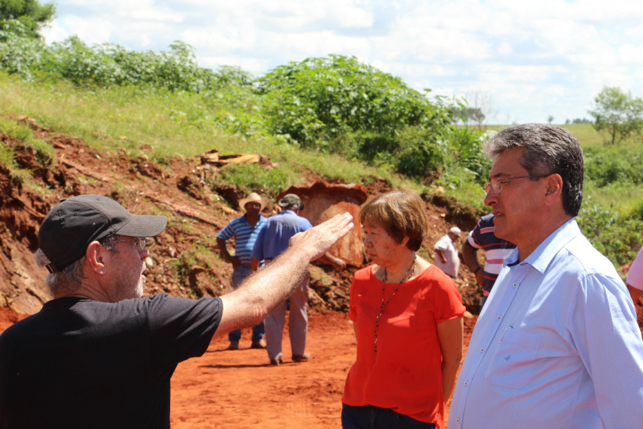 Nova Andradina investe em infraestrutura e recupera pontos destruídos pela chuva Prefeito Roberto Hashioka e secretária de Infraestrturua Elizabeth Anami vistoriaram obras em andamento / Foto: Cogecom/PMNA