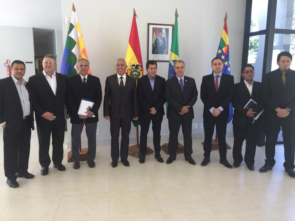 Governador de MS se reúne com ministros da Bolívia Governador Reinaldo Azambuja, presidente da MSGás, Rudel Trindade, e a delegação bolivianaFoto: Divulgação