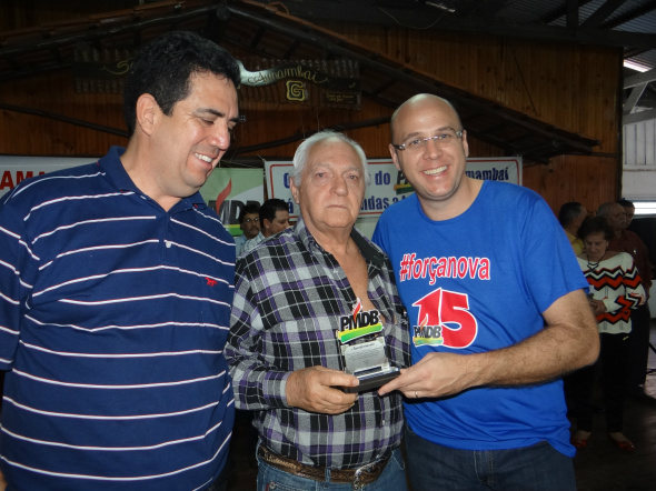 	Jose Rahal Neto recebeu homenagem do presidente Odil Puques e do pré-candidato a vice-prefeito, Rodrigo Selhorst / Foto: Moreira Produções 