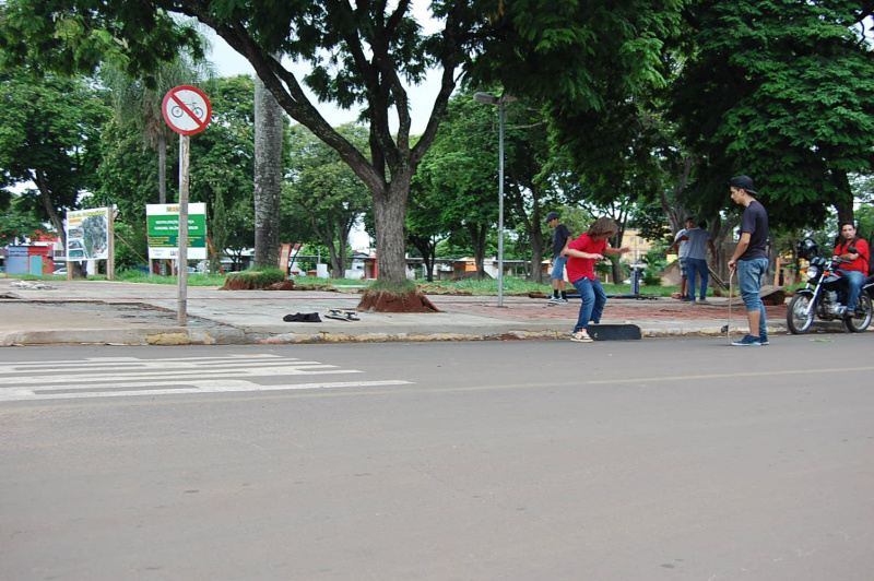 Depois da demolição da pista de skate,os jovens e crianças andam nas calçadas em frente aos comércios e até mesmo nas ruas, correndo riscos de acidentes e sofrendo xingamentos e ofensas por parte dos comerciantes locais (Fotos: Moreira Produções)