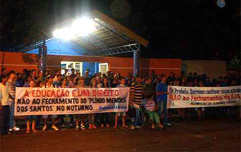 Alunos protestam contra fechamento do EJA em alguns bairros de Campo Grande.
