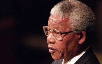 Mandela completa um mês hospitalizado em Pretória