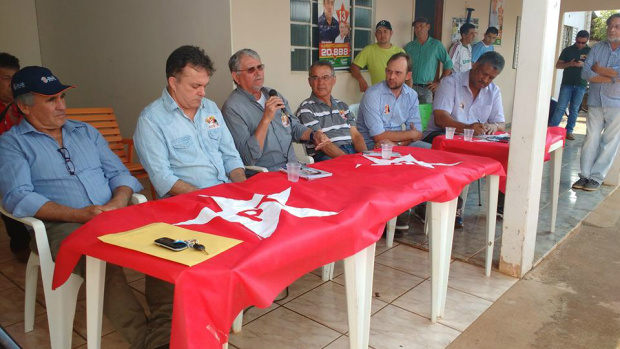 Deputados do PT participam de reuniões da coligação “Frente Amambai Popular” Deputados durante reunião com produtores do assentamento Querência / Foto : Divulgação