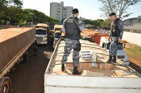 PM apreende sete carretas de cigarros contrabandeados do Paraguai