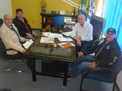 Roberto Dias recebe empresário paranaense na Câmara Municipal de Amambai Vereador Roberto Dias, durante recepção ao empresário paranaense Jonival Pereira. O ex-vereador Coconho também esteve presente Foto: Assessoria