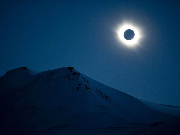 Fenômeno é visto em Longyearbyen, na Noruega, nesta sexta-feira (20). Eclipse total do Sol foi visto em várias partes do Hemisfério Norte (Foto: Jon Olav Nesvold/NTB scanpix/Reuters)