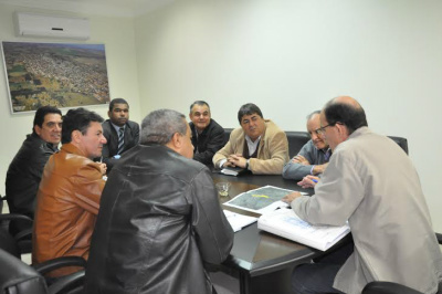 Prefeito de Amambai realiza reuniões com governador e com vereadores aliados Reunião do prefeito com vereadores realizada na segunda-feira (26) / Foto: Assessoria