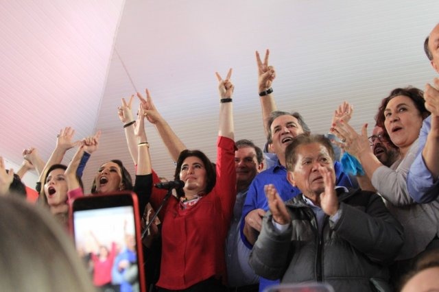 Simone (de vermelho) é senadora e vai disputar governo do Estado pelo MDB. (Foto: Marina Pacheco)