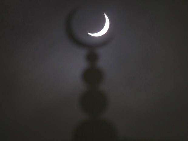 Eclipse parcial é visto junto a símbolo de mesquita em Oxford, na Inglaterra, nesta sexta-feira (20) (Foto: Eddie Keogh/Reuters)