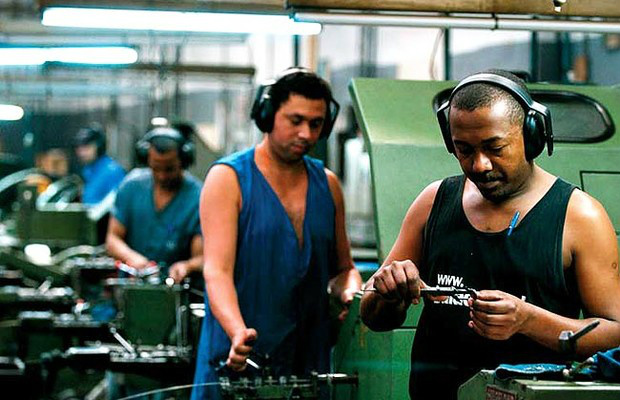 Economia brasileira cai 1,9% no segundo trimestre Nos primeiros seis meses de 2015, a retração acumulada da economia brasileira foi 2,1%. / Foto: Reprodução da Internet