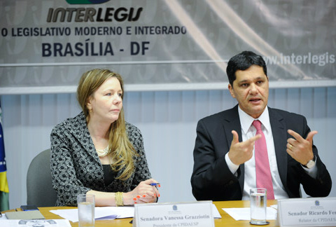 Os parlamentares brasileiros foram questionados sobre as atitudes legais, legislativas e técnicas que estão sendo tomadas no Brasil em relação à espionagem americana