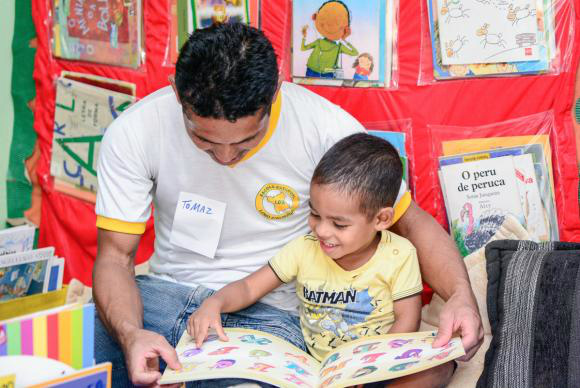 Pais que leem para os filhos aumentam em até 14% o vocabulário das crianças/Foto:Divugação