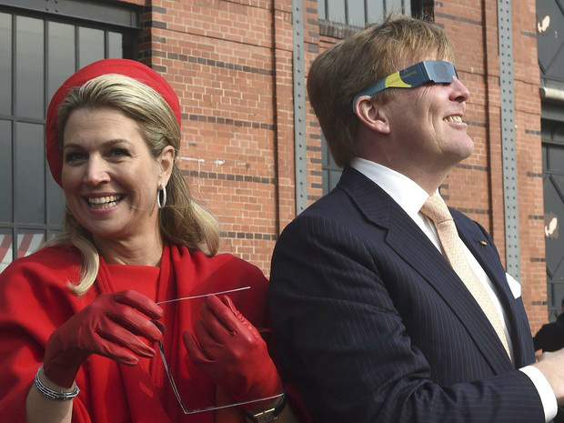 Reis da Holanda acompanham o eclipse solar em Hamburgo nesta sexta-feira (20) (Foto: Fabian Bimmer/Reuters)