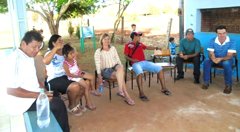 Anilson Prego (PSB) e moradores da vila Nª Sª Aparecida durante reunião. / Foto: Assessoria
