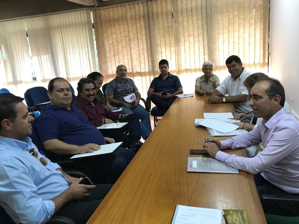 Durante a reunião tripartite, Édio de Souza Viégas se comprometeu em apresentar no próximo dia 20 de novembro, proposta para a Reestruturação das Carreiras / Foto: Divulgação