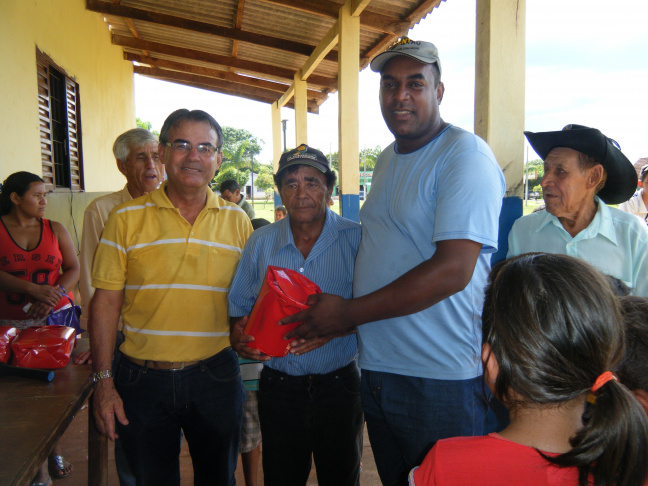 Vereador Anilson Prego junto com moradores e o presidente da Associação de Moradores da Vila Limeira, Jonas Santos de Araujo.