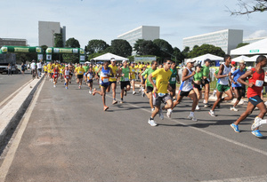 Corrida contra a corrupção reúne 2 mil pessoas em Brasília Corrida contra a corrupção reúne 2 mil pessoas em Brasília