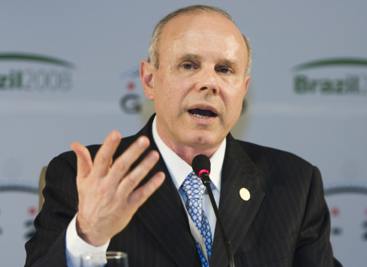 Mantega confirma IPI maior para automóveis no próximo ano