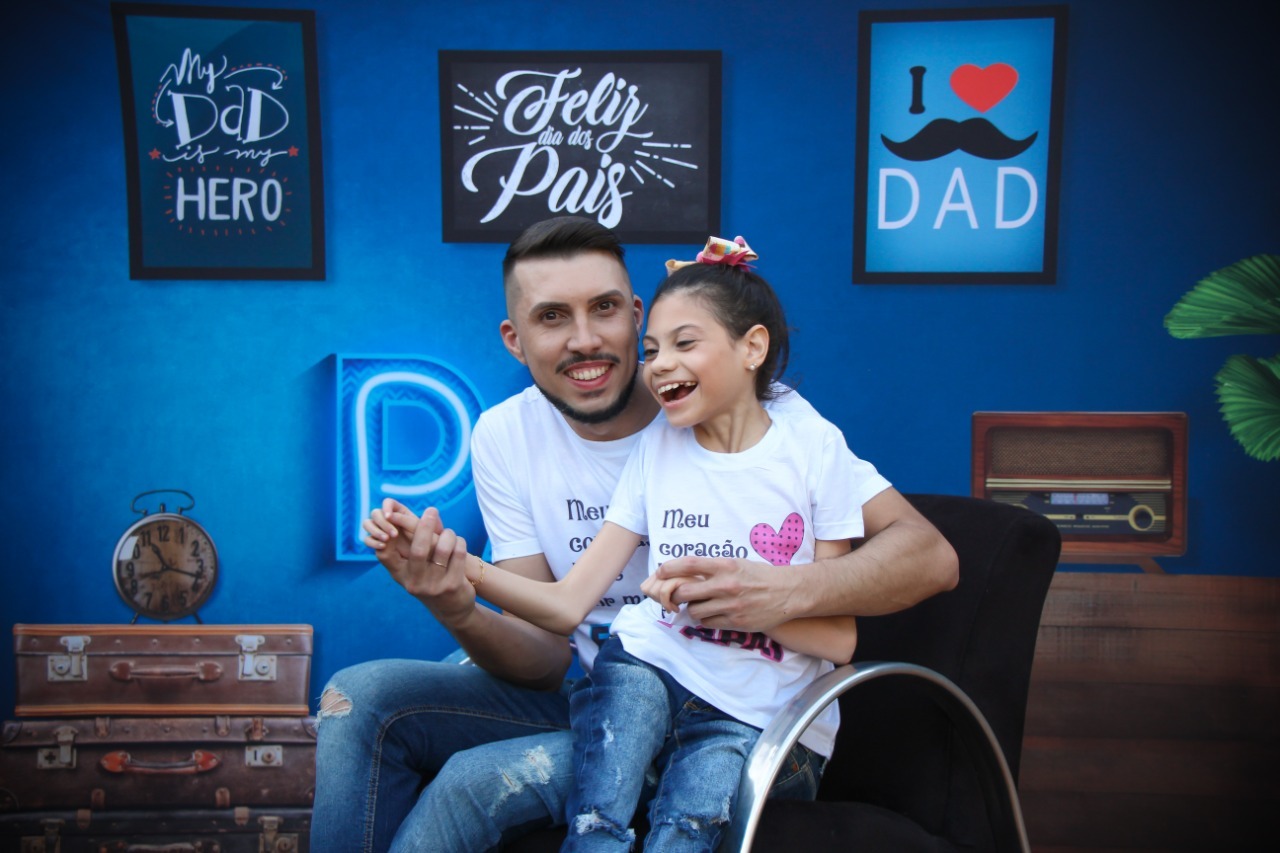 Jhonatan e Clara Vitória posaram para um ensaio fotográfico em comemoração ao Dia dos Pais e ao aniversário da menina, que é neste sábado, 8 de agosto / Foto: Julia Nandolpho