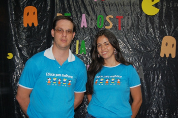 No Dia da Informática, curso técnico da escola Felipe de Brum realiza exposição O coordenador Adriano Pott e a professora Karla Adriana.