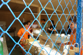Parceria entre clubes de serviços e poder público realiza Projeto De Mãos Dadas A cada três dias trabalhados na produção de fraldas, as detentas reduzem um de sua pena.