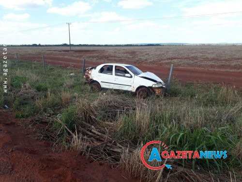 O Siena ficou bastante danificado após capotar. O motorista não sofreu ferimentos mais graves, segundo o Corpo de Bombeiros. Foto: Carlos Nascimento 
