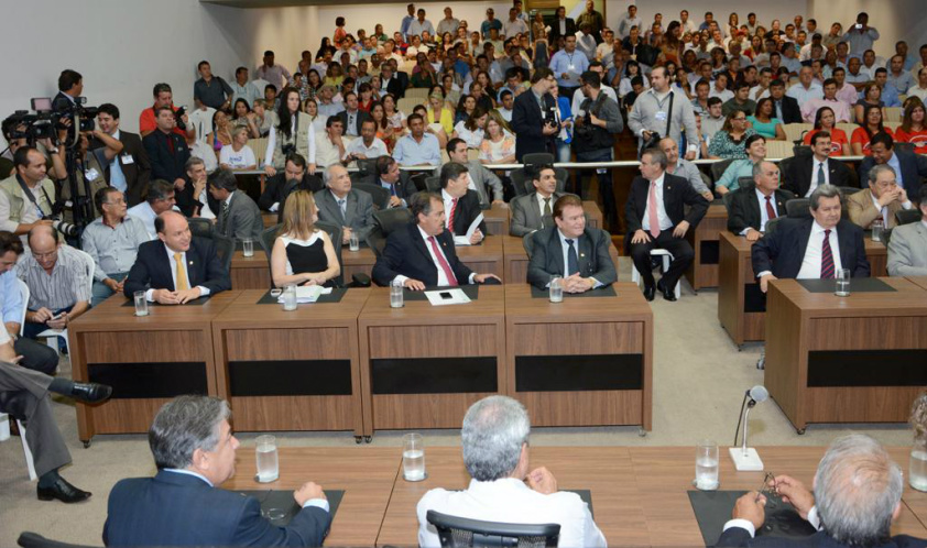 Assinaturas para a liberação das emendas parlamentares foram feitas no plenarinho Júlio Maia