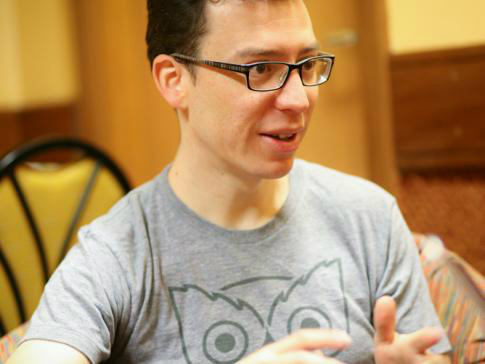 Luis Von Ahn criou o sistema Duolingo, uma plataforma que convida internautas a aprender idiomas enquanto traduzem conteúdos da web (NIC.br/Divulgação)