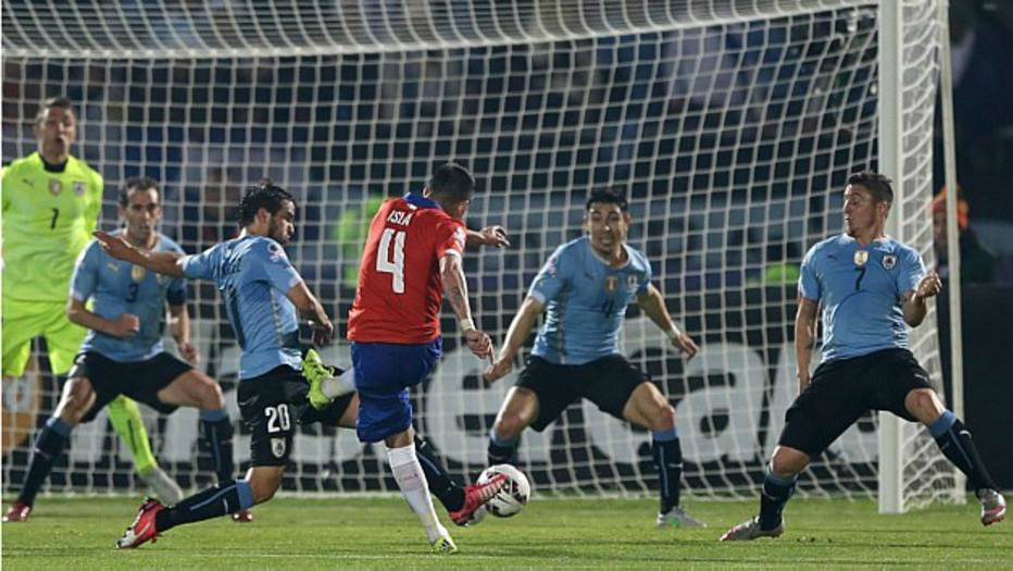 Com gol suado, Chile elimina Uruguai e vai à semi da Copa América O lateral Isla marcou o gol solitário que garantiu a classificação do Chile para às semifinais da Copa América. Partida contra o Uruguai foi marcada pelas expulsões de Cavani e Fucile.