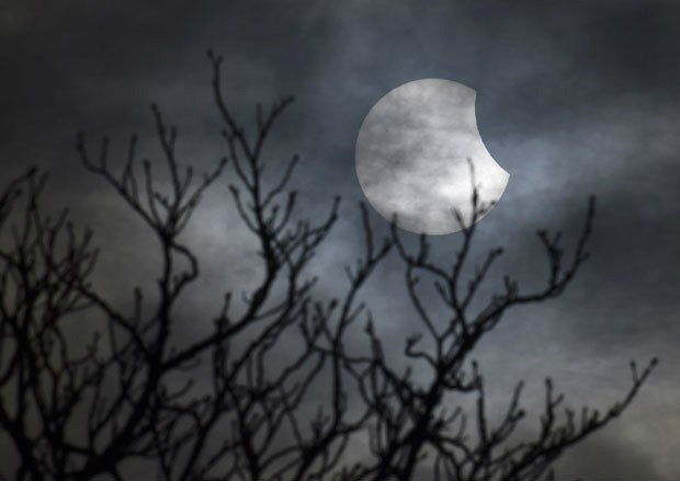 Eclipse parcial do Sol é visto perto de Bridgwater, no sudoeste da Inglaterra, nesta sexta-feira (20) (Foto: Toby Melville/Reuters)