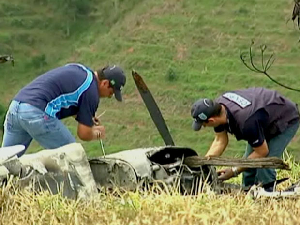 Segundo PM, equipe do Cenipa levou o motor esquerdo da aeronave para análise (Foto: Reprodução InterTV dos Vales).