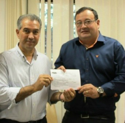 Dr. Bandeira confirma pré-candidatura a prefeito em Amambai E/D - Governador Reinaldo Azambuja (PSDB) e o vice-prefeito de Amambai, Dr. Bandeira (PSDB) / Foto: Divulgação