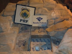 Cigarros vieram do Paraguai e eram levados em meio à carga de amido de milho. (Foto: Divulgação)