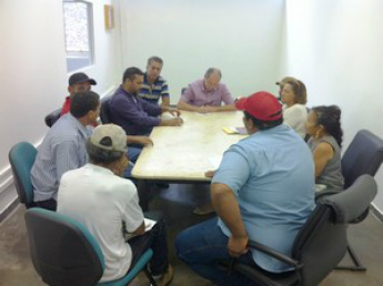 Reforma agrária acontecerá em MS na Fazenda Nazaré de Sidrolândia Integrantes do MST reunidos no INCRA/MS