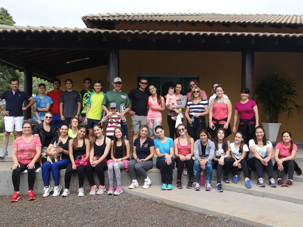 Vencida a caminhada, o registro fotográfico do grupo na fazenda Buracão. 