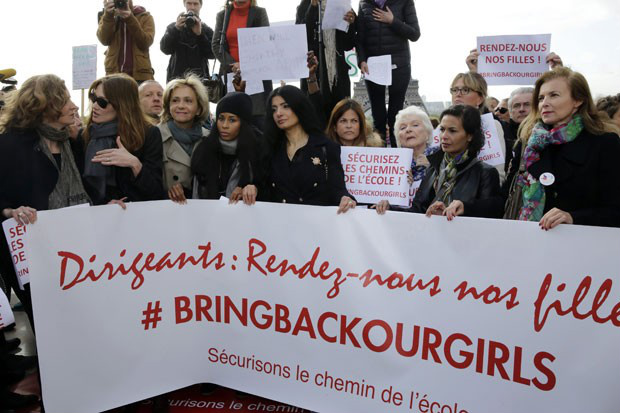 Nigéria anuncia acordo para libertar meninas sequestradas há seis meses