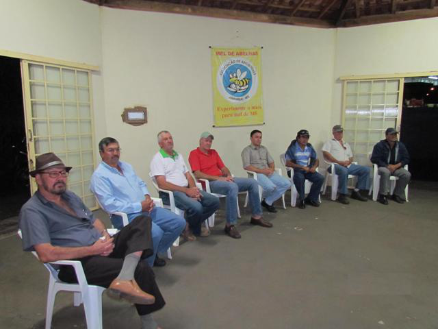 Amambai sedia encontro sul-mato-grossense de apicultores Parte dos cooperados da Cooperbai. A cooperativa sediará o 8º Encontro Sul-Mato-Grossense de Apicultores, organizado pela Federação de Apicultura e Meliponicultura do Mato Grosso do Sul (Feams). Foto: Moreira Produções.
