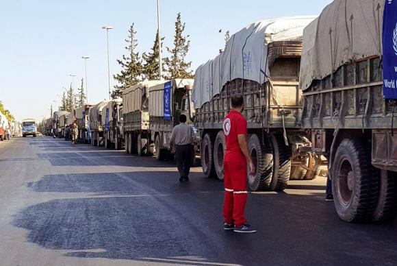 Comboio de 31 caminhões pouco antes de partir em direção à região rural de Aleppo, na Síria. Dezoito caminhões foram atingidos pelo ataque aéreoCrescente Vermelho/divulgação/Agência Lusa/direitos reservados