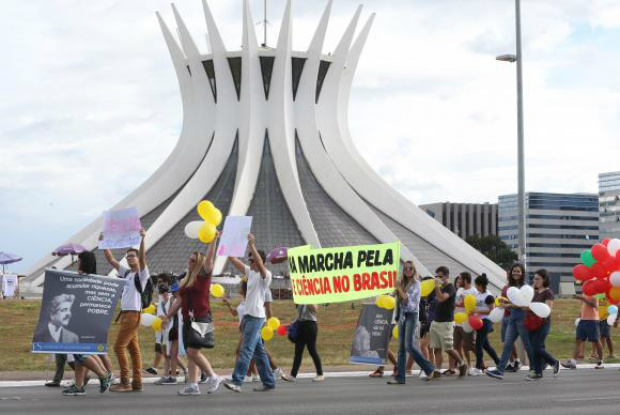 Na Marcha pela Ciência, pesquisadores pedem mais apoio para o setor no Brasil Marcha pela Ciência: em Brasília, os manifestantes reuniram-se em frente ao Museu da República, na zona central da cidade, e saíram em caminhada pela Esplanada dos Minístério Antonio Cruz/Agência Brasil