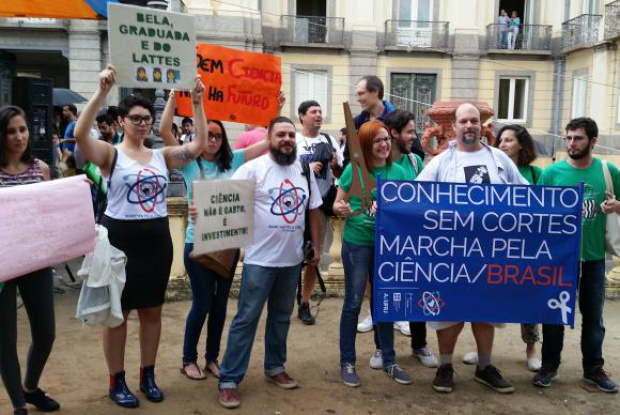 Na Marcha pela Ciência, pesquisadores pedem mais apoio para o setor no Brasil No Rio de Janreiro, o ato ocorreu pela manhã em frente ao Museu Nacional, na zona norte da cidadeAkemi Nitahara/Agência Brasil
