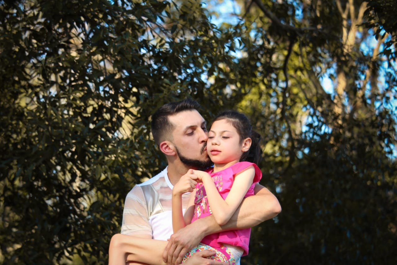 Pai e filha durante ensaio fotográfico feito há cerca de dois anos / Foto: Divulgação